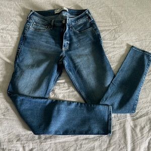 Hollister curvy mid rise super skinny Jean. Size 11R. Never worn but no tags.